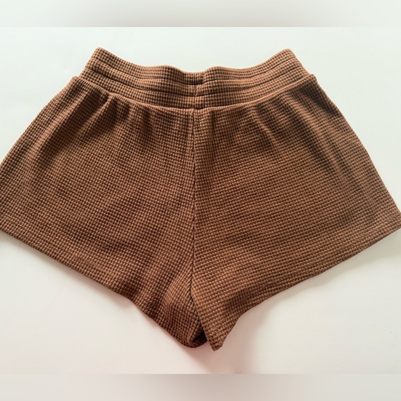 ALO Yoga Women's Thermal High-Waist Weekend Escape Sorts - Picture 2 of 5